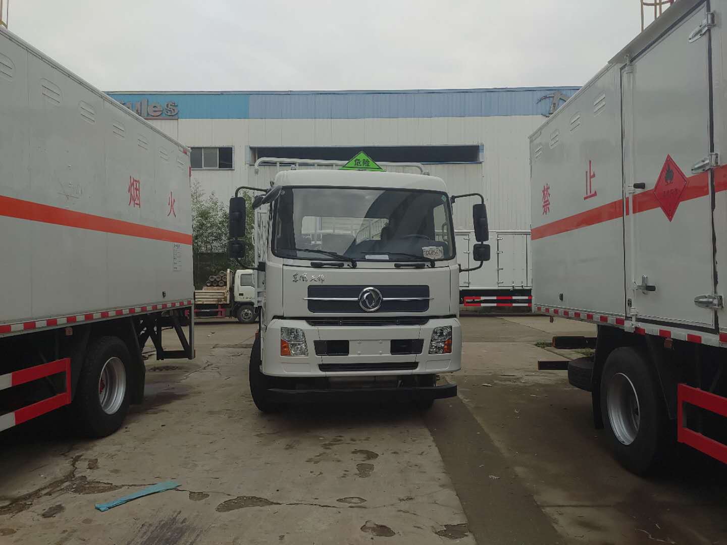 東風天錦氣瓶運輸車發往陜西榆林，加裝液壓尾板